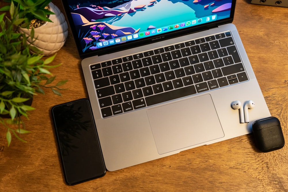 MacBook et iPhone sur un bureau (photo d'illustration)
